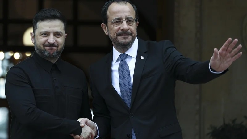 Prezydent Ukrainy Wołodymyr Zelenski witany przez prezydenta Cypru Nikosa Christodoulidesa przed ceremonią otwarcia przewodnictwa w w Radzie UE 2026 - https://www.rte.ie/