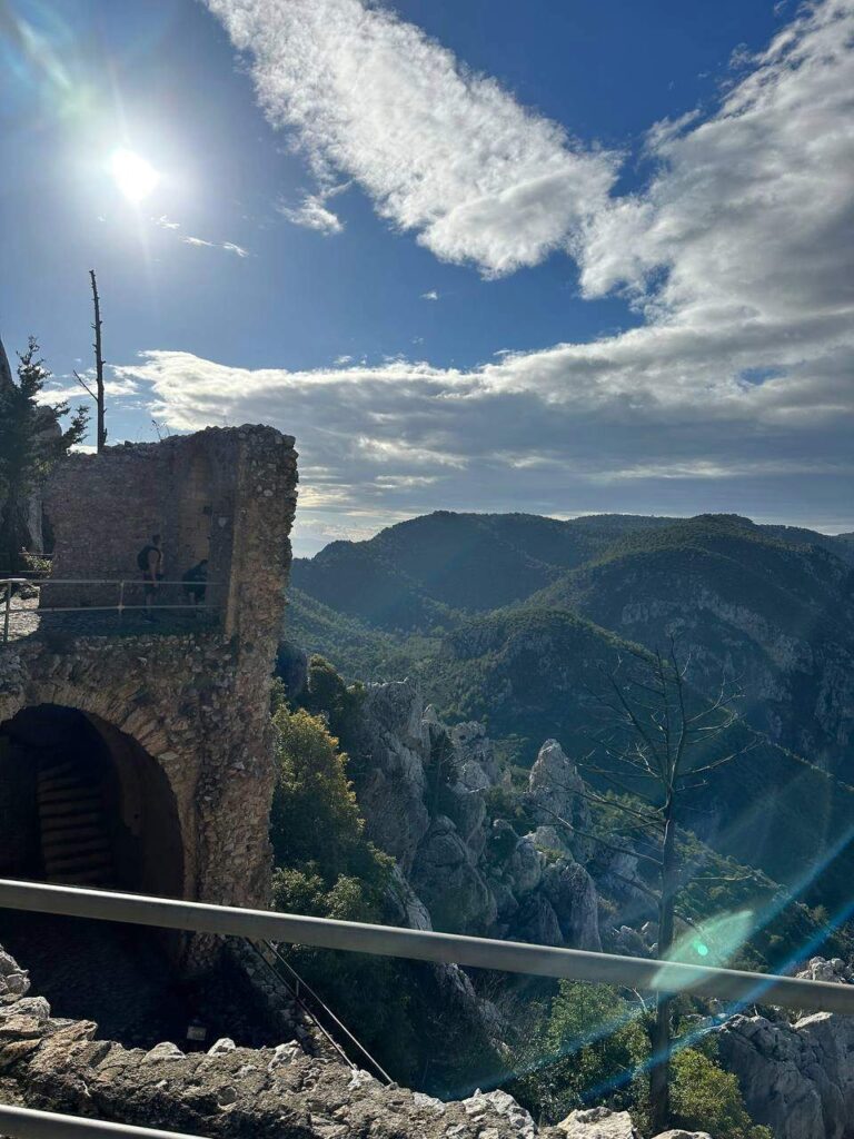 Panorama gór Kyrenia z zamku św Hilariona