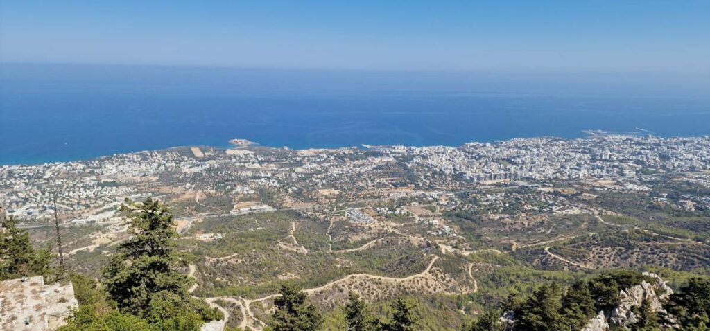 Widok z zamku św Hilariona na Kyrenia i Morze Śródziemne